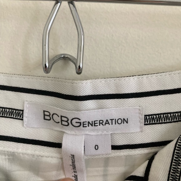 B+W striped BCBG mini skirt in suiting-like style w black buttons. Size 0 - Picture 2 of 4